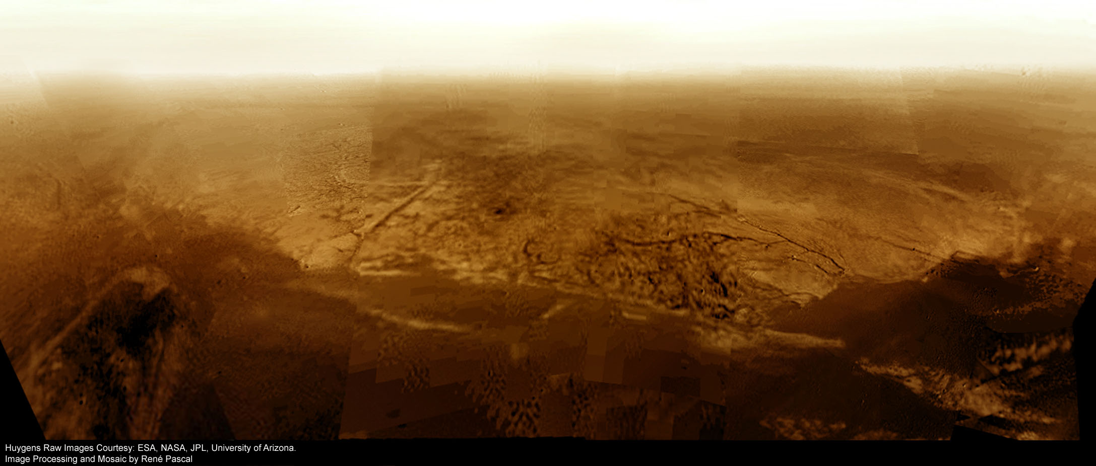 Năm 2005, tàu thăm dò của Cơ quan Vũ trụ Châu Âu, Huygens trở thành tàu vũ trụ đầu tiên đáp xuống Titan. Nó đã đo nhiệt độ, áp suất và mật độ của bầu khí quyển Titan và gửi lại những bức ảnh về phong cảnh đá gồ ghề trong 72 phút sau khi nó chạm xuống bề mặt. | Nguồn: Planetary.com