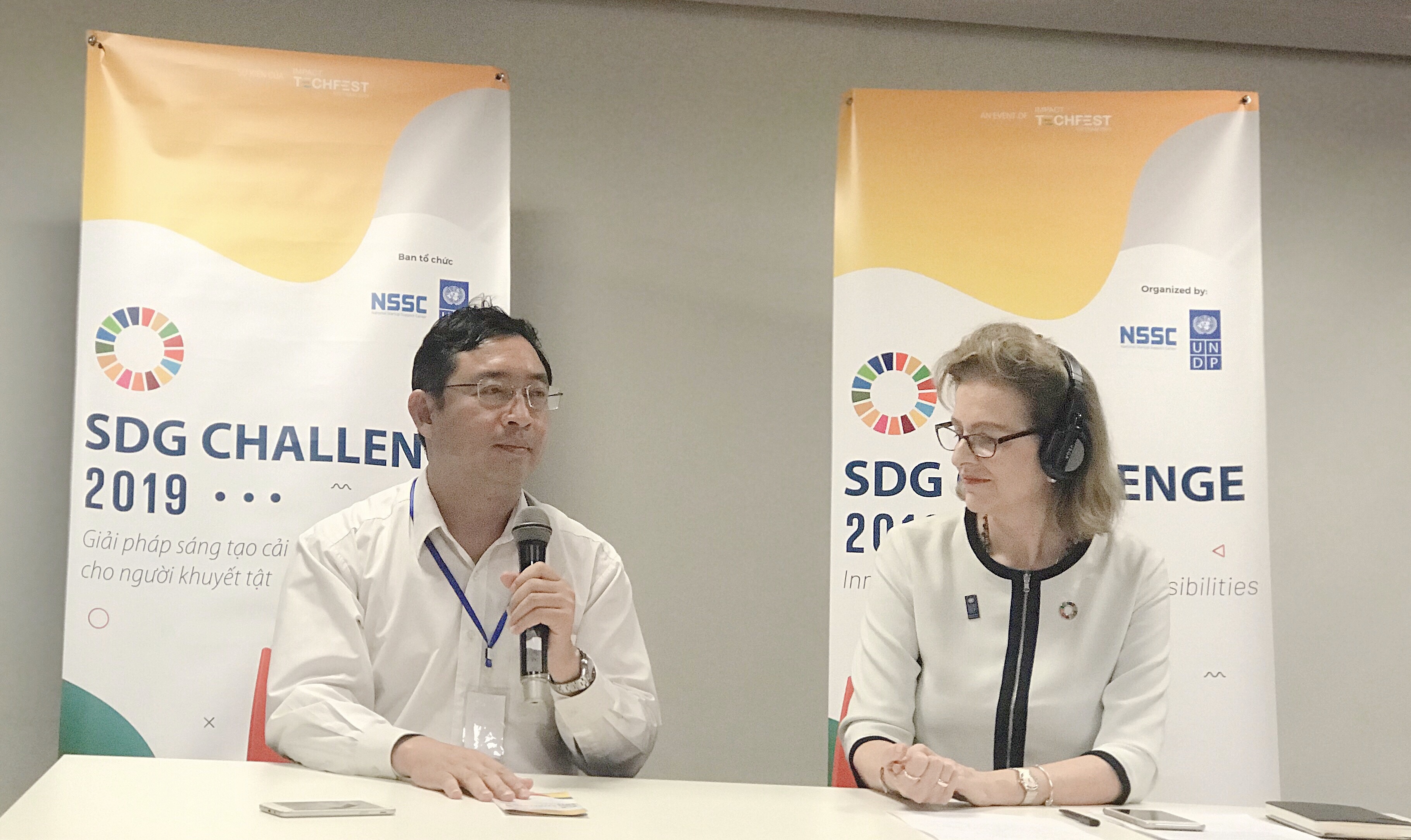 Ông Phạm Hồng Quất và bà Caitlin Wiesen tại lễ phát động cuộc thi SDG Challenge 2019 | Ảnh: Thu Giang