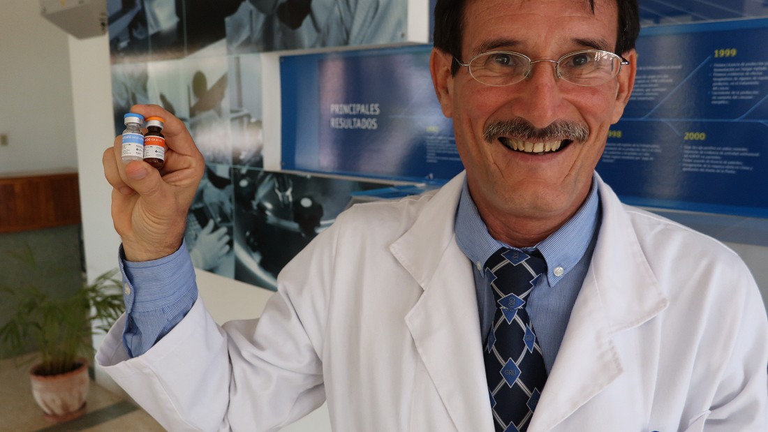 Một nhà nghiên cứu của Cuba vui mừng trước việc sản xuất thành công một loại  vaccine mới. 