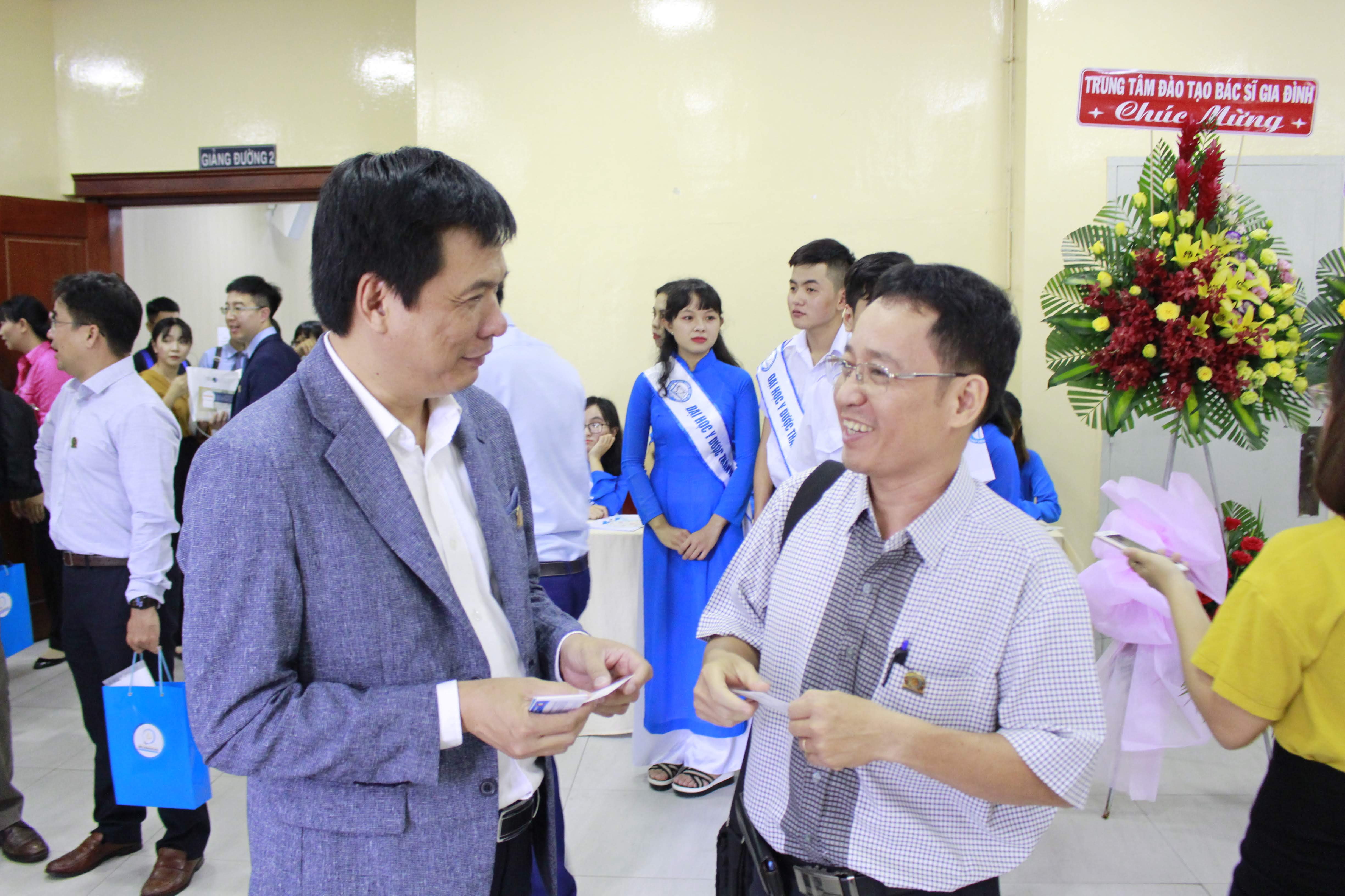 Ông Huỳnh Kim Tước, Giám đốc Saigon Innovation Hub trao đổi với một nhà nghiên cứu của ĐH Y Dược TP.HCM – Ảnh: T.Đăng 