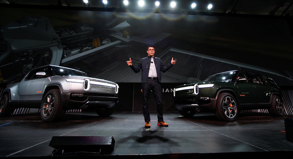 CEO Scaringe của Rivian giới thiệu về hai mẫu xe bán tải tại Los Angeles Auto Show hồi tháng 11/2018.