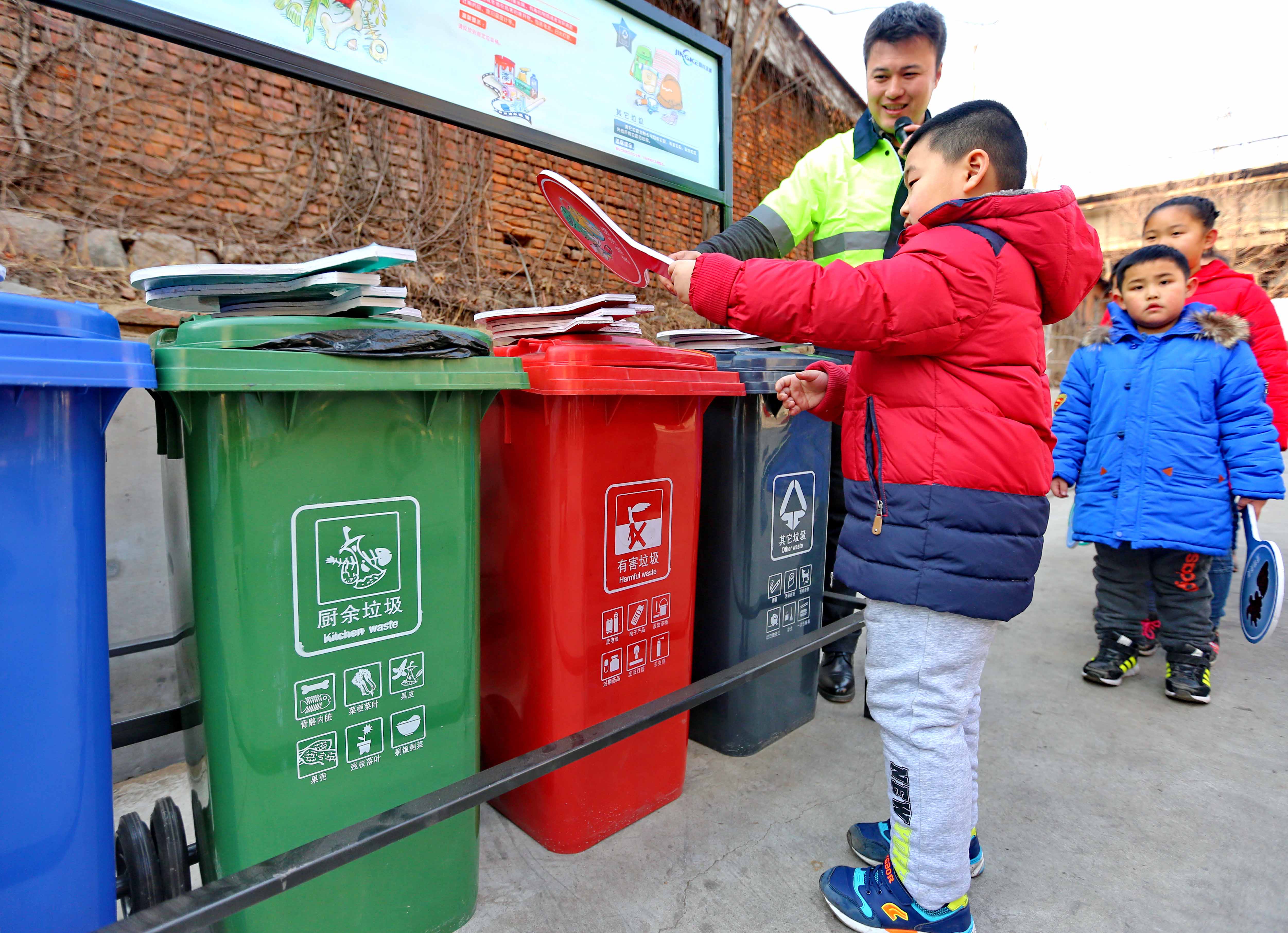 Một nhân viên cộng đồng dạy trẻ em phân loại rác trong chiến dịch nâng cao nhận thức vào tháng 2 ở Tần Hoàng Đảo tỉnh Hà Bắc, Trung Quốc. Ảnh: IC