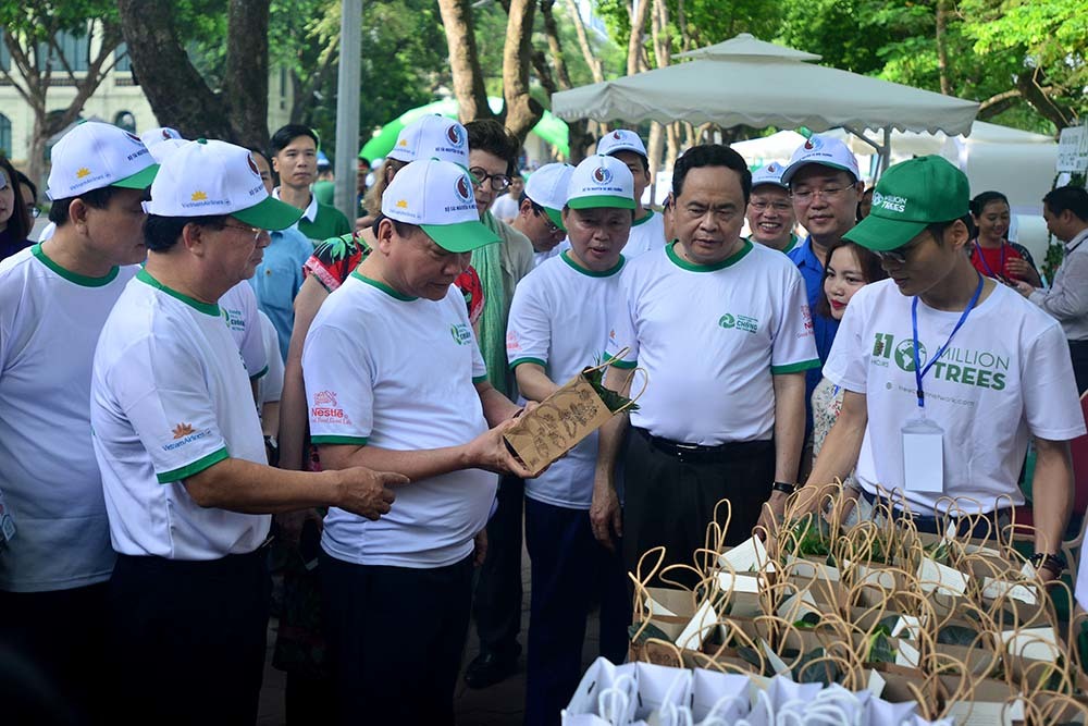 Thủ tướng Nguyễn Xuân Phúc tham quan các gian hàng đồ thay thế túi nilông thân thiện hơn với môi trường | Ảnh: Bộ TNMT