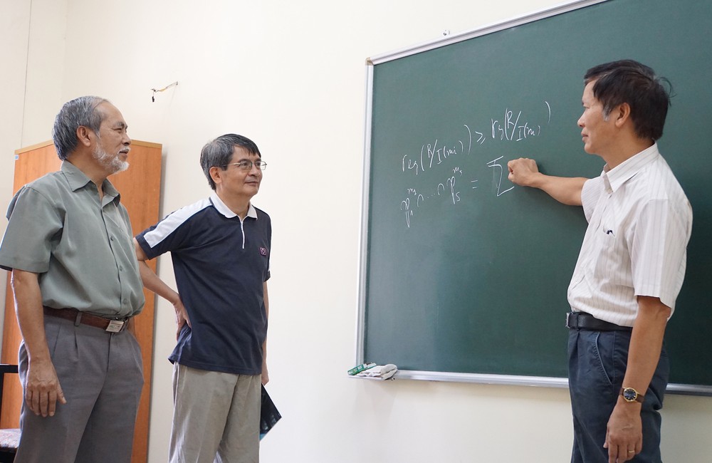 Ba giáo sư Ngô Việt Trung, Lê Tuấn Hoa và Nguyễn Tự Cường được trao giải thưởng Hồ Chí Minh năm 2016 với cụm công trình “Các bất biến và cấu trúc của vành địa phương và vành phân bậc”. Nguồn: Vietnamnet