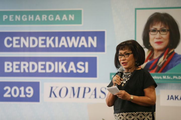 GS. Herawati Supolo Sudoyo tại lễ trao Giải thưởng Học giả cống hiến 2019 tại Jakarta hôm thứ sáu, 28/6. Ảnh: Kompas.
