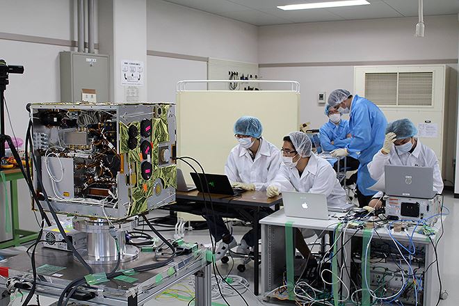 Đội ngũ kỹ sư Việt Nam tham gia tích hợp vệ tinh MicroDragon tại Nhật Bản. Nguồn: Trung tâm Vũ trụ Việt Nam