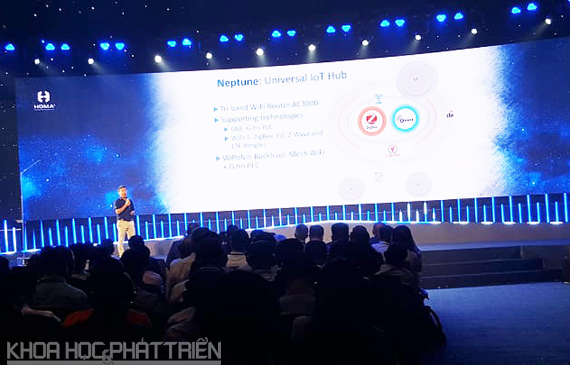 Ông Võ Quế Sơn giới thiệu về sản phẩm IoT hub