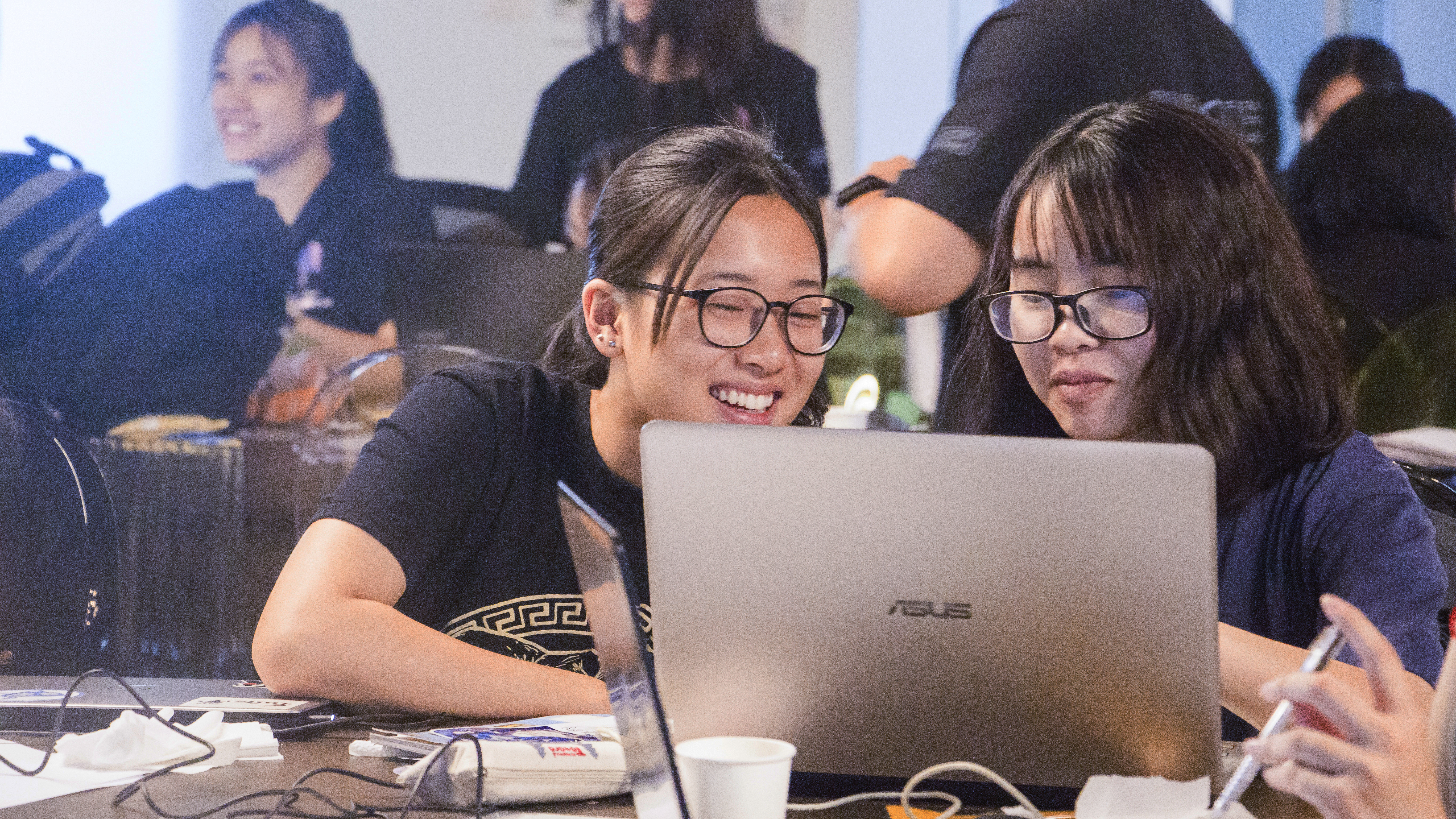 Thí sinh tham gia thi lập trình SheCodes Hackathon 2019 | Ảnh: BTC