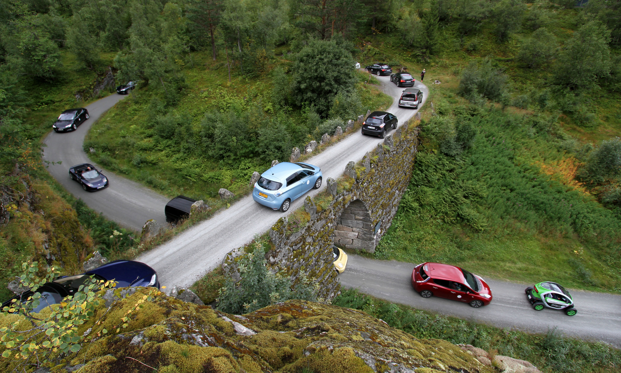 Xe điện chạy trên cầu ở Na uy - một trong những quốc gia đang bùng nổ về số lượng người dùng xe điện. | Ảnh: Flickr