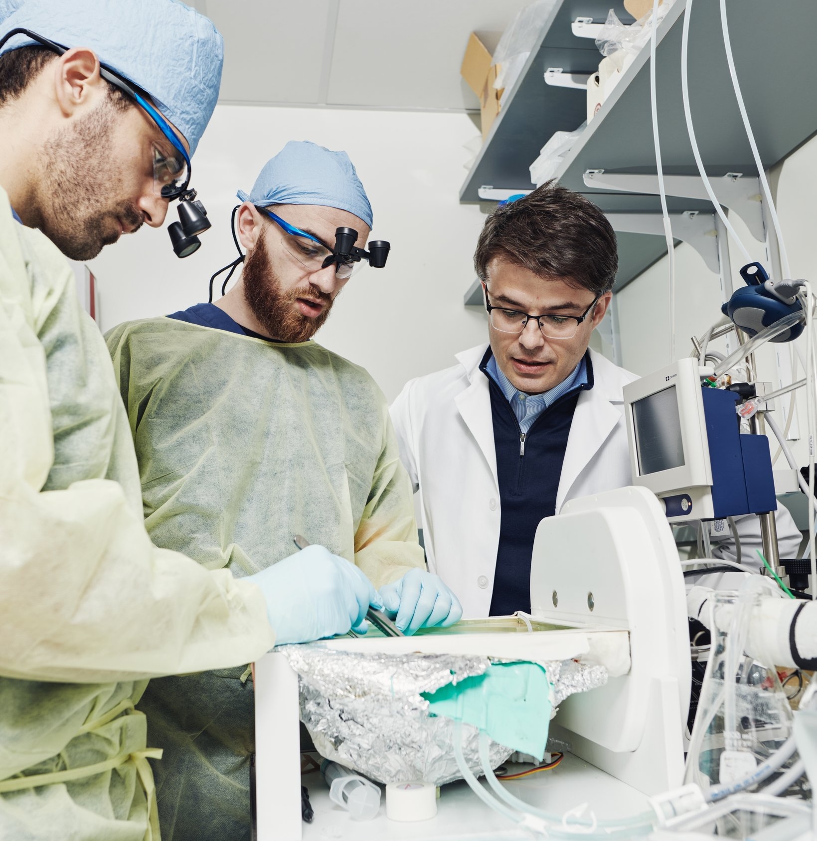 Stefano Daniele, Zvonimir Vrselja và Nenad Sestan (từ trái qua phải) đang làm thí nghiệm với hệ thống tưới máu não BrainEx. Ảnh: New York Times.