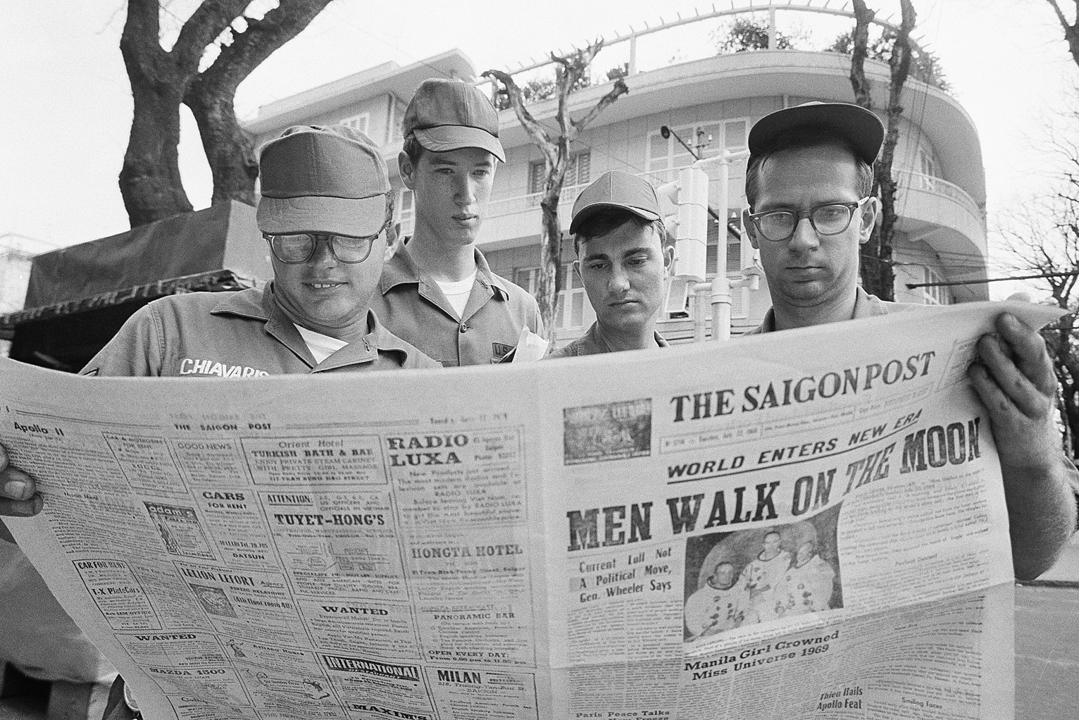 Một nhóm lính Mỹ đang đọc tin tức về cuộc đổ bộ của Apollo 11 lên Mặt trăng. Góc đường Tự Do và Nguyễn Văn Thinh, Sài Gòn (nay là đường Đồng Khởi và Mạc Thị Bưởi, TP.HCM). Nguồn: Flickr – manhhai.