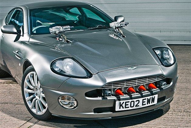 Tạo hình chiếc Aston Martin V12 Vanquish của James Bond trong phim Die in Another Day, trang bị những công nghệ tối tân như tên lửa, súng máy giấu trong thân, tàng hình. Ảnh: Pinterest.