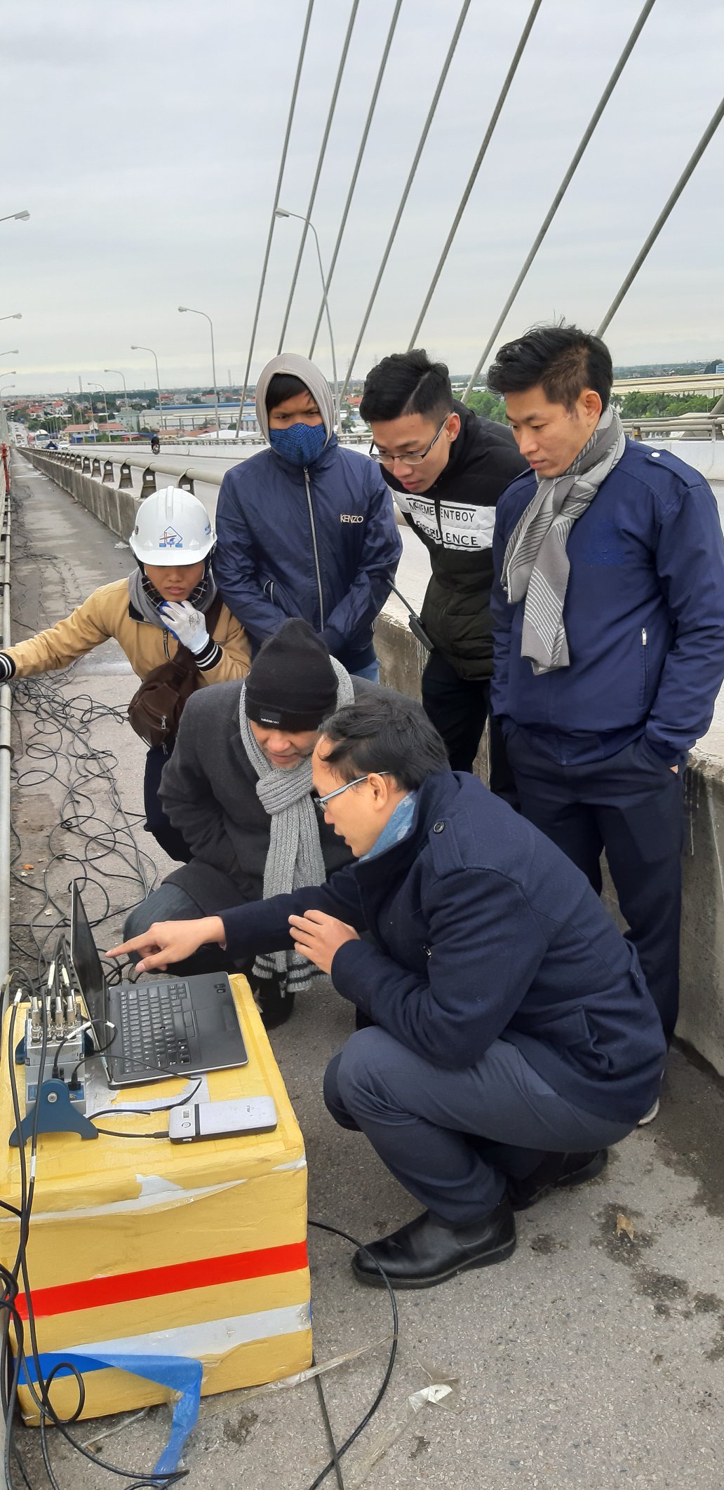Các nhà khoa học Việt Nam và Anh đang xây dựng mô hình bản sao số của cầu Kiền, Hải Phòng. Nguồn: Newton Fund: Digital twin model for SHM
