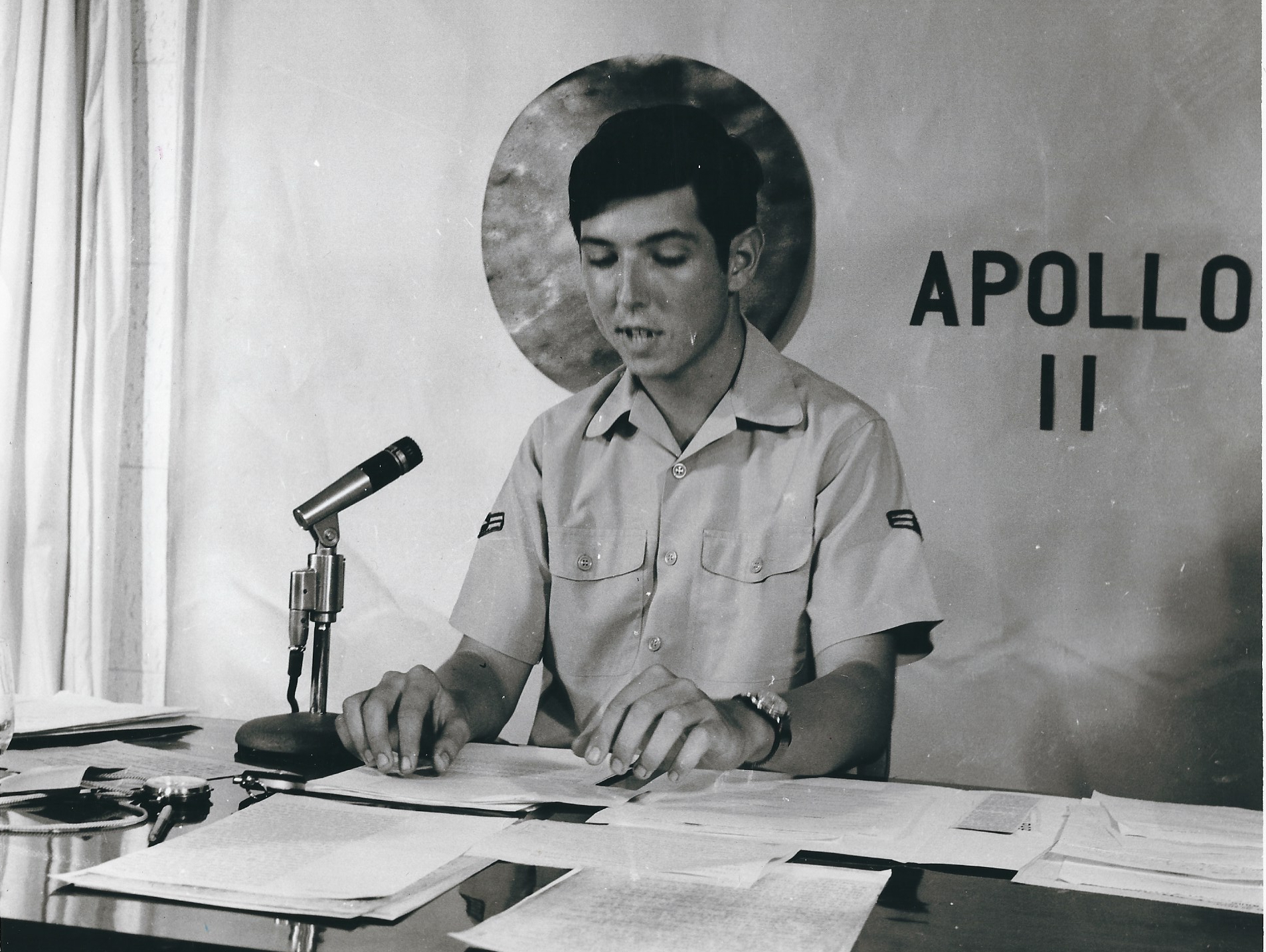 Binh nhất Bob Young trong vai trò dẫn chương trình truyền hình trực tiếp sự kiện Apollo 11 của đài AFVN tại Tuy Hòa, Phú Yên. Nguồn: Bob Young.