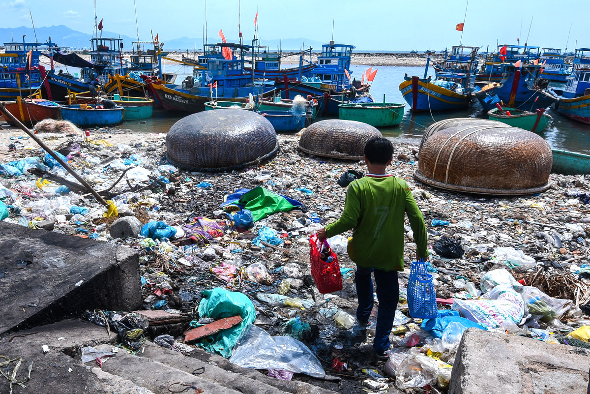 Việt Nam đang gặp khó khăn trong việc xử lý rác thải nhựa của chính mình, chưa nói đến các luồng rác thải được nhập về. Trong ảnh là bãi biển ở Bình Thuận do nhiếp ảnh Lekima Hùng thực hiện năm 2018.