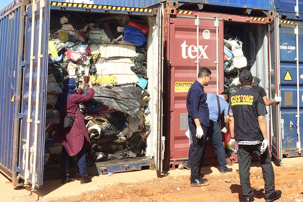 Hải quan Indonesia kiểm tra container chứa đầy rác nhập lậu | Ảnh: The Jakarta Post