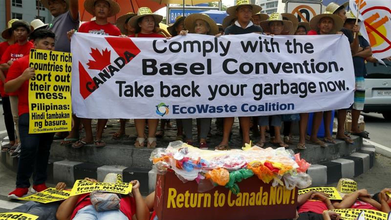 Người dân Philippines biểu tình vào tháng 5/2019 trước cửa ĐSQ Canada ở Manila để buộc nước này nhận lại rác và kêu gọi các nước phát triển khác không xuất khẩu rác sang Đông Nam Á | Ảnh: AP