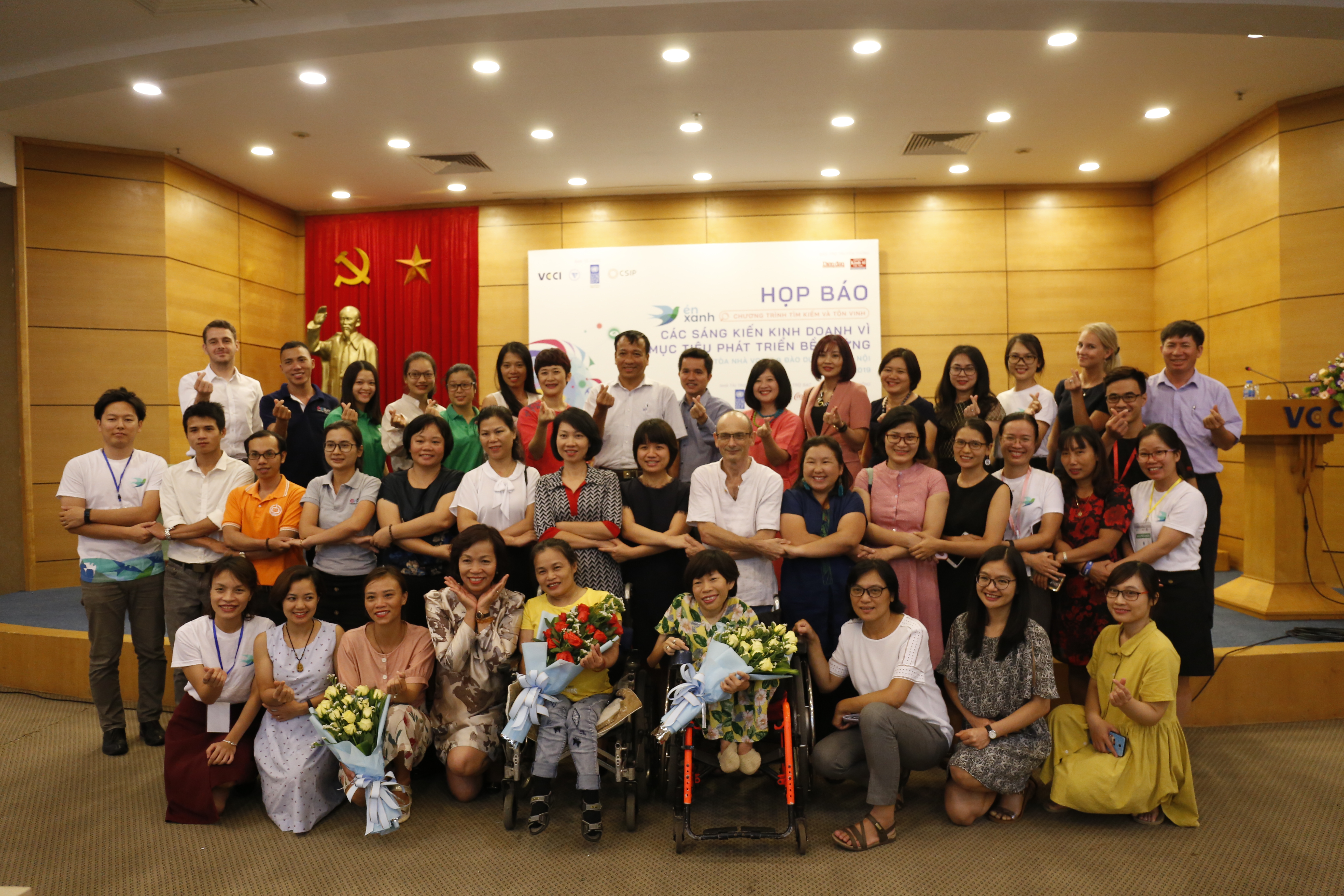 Ban tổ chức Én Xanh 2019, các doanh nghiệp đã tham gia năm 2017 và đại diện các tổ chức hỗ trợ chụp ảnh lưu niệm tại buổi họp báo 24/7 ở Hà Nội | Ảnh: Ngô Hà