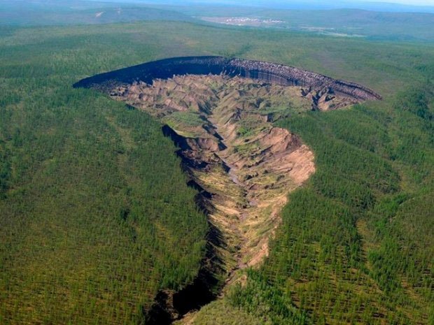 Hố Batagaika tại Siberia là một hố sụt rỗng khổng lồ hình thành do lớp đất đóng băng vĩnh cửu tan chảy | Ảnh: The Sun