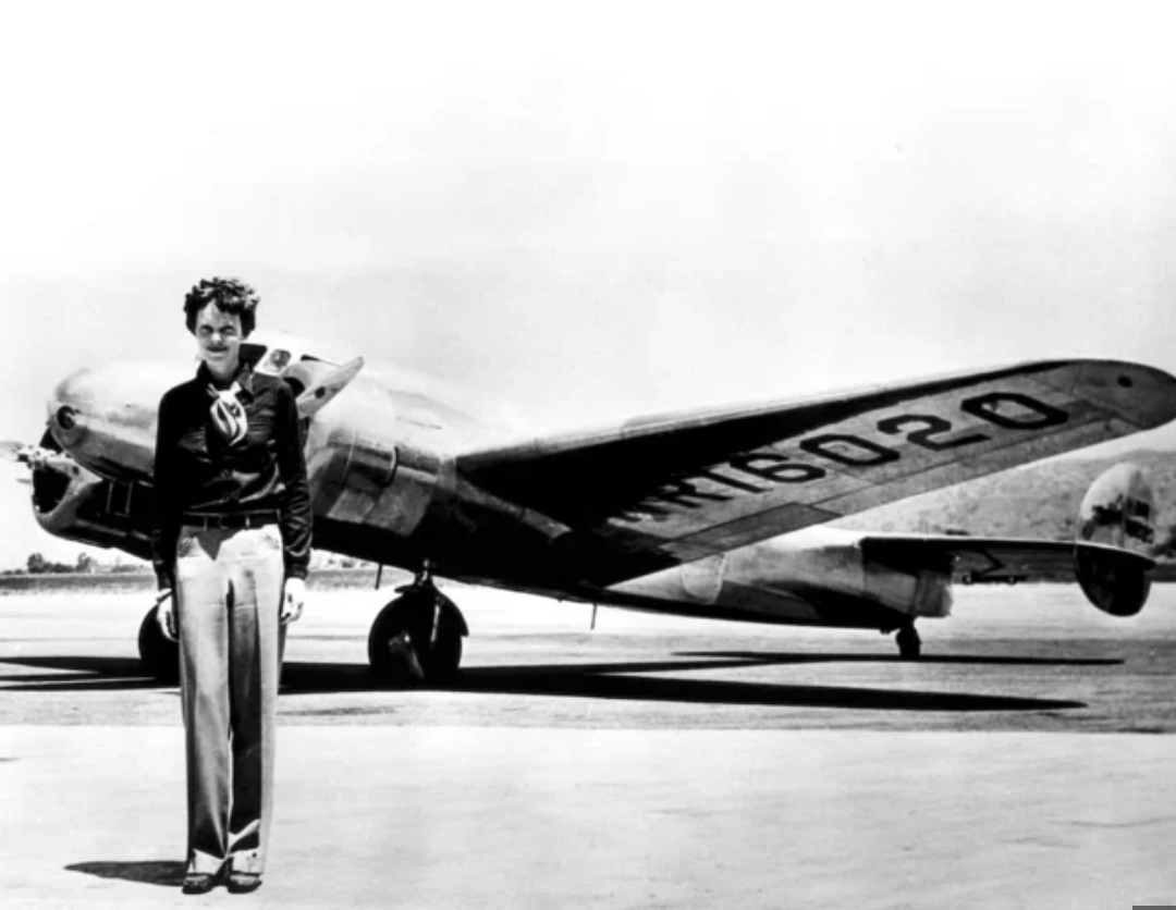 Amelia Earhart và phi cơ Lockheed Electra. Ảnh: Everett Historical/Shutterstock. 