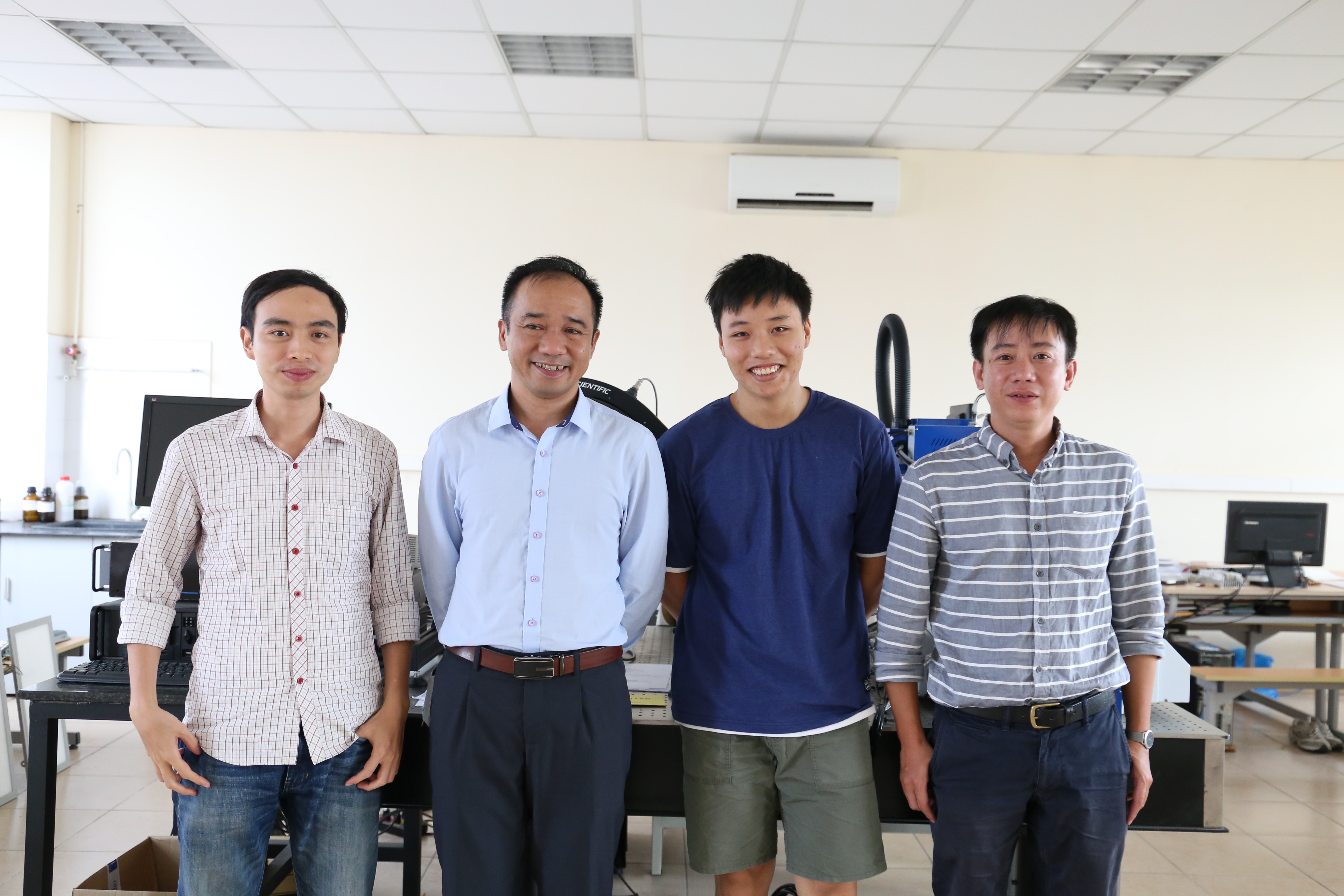 TS. Đào Xuân Việt (ngoài cùng bên phải) và các thành viên trong phòng thí nghiệm HUST – RALACO LED (ĐH Bách Khoa). Nguồn: KHPT