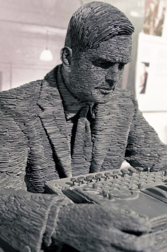 Tượng Alan Turing của Stephen Kettle tại Bletchley Park, nơi hoạt động của Tổ giải mã Enigma, được xây dựng từ một triệu mảnh đá núi vùng Wales. Ảnh: Wikipedia.