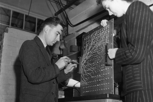 Trong chiến tranh thế giới thứ hai, Turing đã tham gia vào việc giãi mã cỗ máy Enigma của Phát xít Đức.