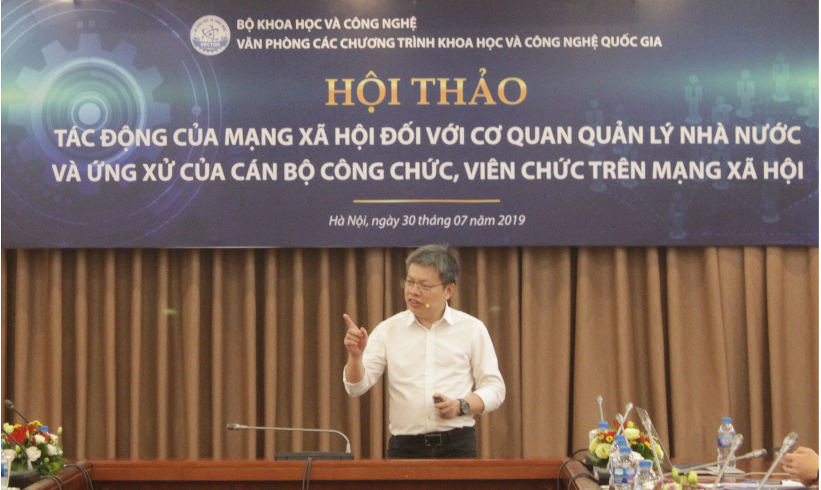 Ông Lê Quốc Vinh chia sẻ với các cán bộ của Bộ KH&CN về kinh nghiệm ứng xử trên mạng xã hội | Ảnh: BTC