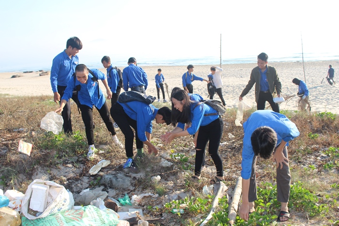"Dọn vệ sinh bãi biển" là một hoạt động ý nghĩa giúp thay đổi nhận thức của người dân về rác thải nhựa | Ảnh: Internet