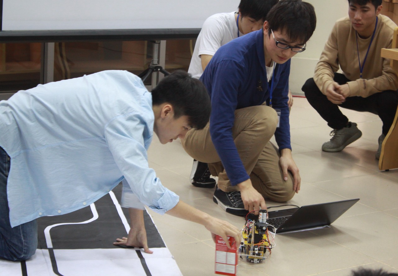 Sinh viên công nghệ thông tin ĐH Bách khoa Hà Nội thử nghiệm Robot do các em thiết kế. Ảnh: soict.hust.edu.vn