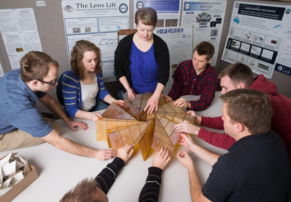 Các sinh viên của GS Larry L. Howell tại ĐH Brigham Young University đang vận dụng origami đã giải quyết những vấn đề phức tạp trong lĩnh vực vật lý thiên thể. Ảnh: BYU. 