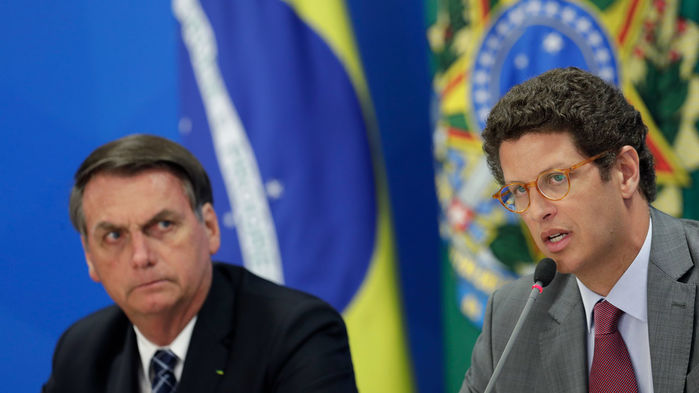 Tổng thống Jair Bolsonaro (trái), cùng với Bộ trưởng Bộ Môi trường Ricardo Salles bày tỏ nghi ngờ tính đúng đắn của dữ liệu vệ tinh chứng tỏ nạn phá rừng ở Brazil ngày một gia tăng kể từ khi ông nắm quyền. Nguồn: AP/Elaldo Peres