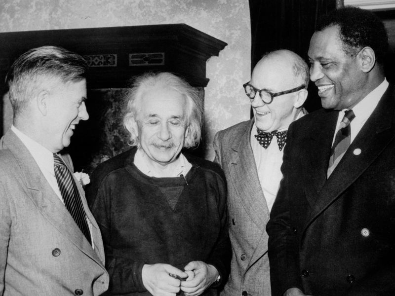 Einstein cùng với nhà đấu tranh dân quyền người Mỹ gốc Phi và nam diễn viên Paul Robeson (bìa phải), cựu Phó Tổng thống Mỹ Henry Wallace (trái) và Lewis L. Wallace của Đại học Princeton. Nguồn: Bettmann/Getty.