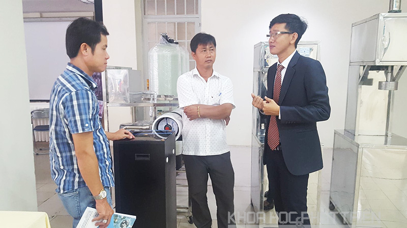 Ông Nguyễn Vũ Linh (áo đen bên phải) giới thiệu về công nghệ lọc và làm ngọt nước tinh khiết