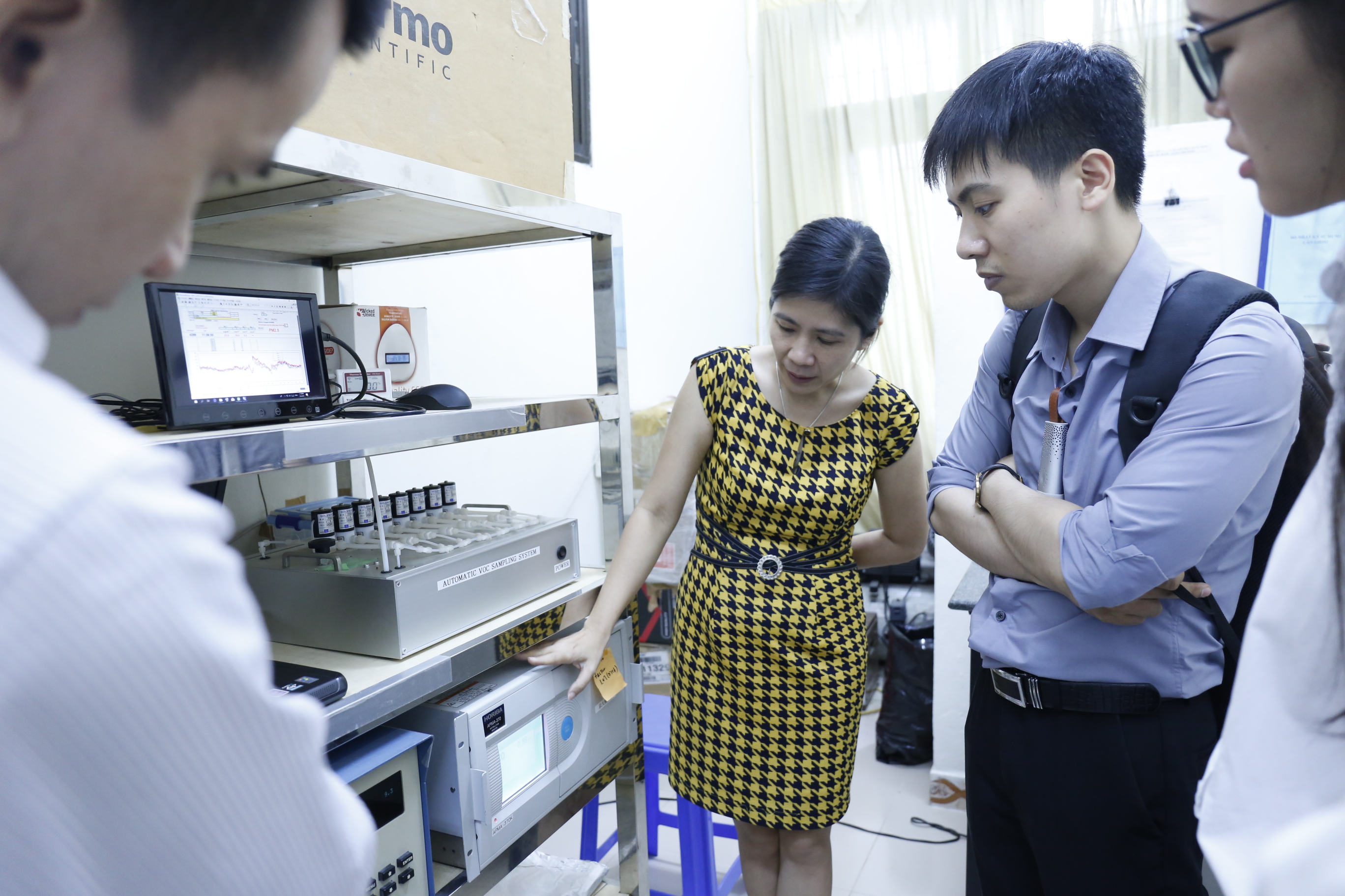 TS. Lý Bích Thủy (bên trái) giới thiệu các thiết bị đo không khí tại viện INEST trong buổi tập tuấn “Hiểu về không khí sạch” cho các phóng viên ở Hà Nội đầu tháng 7/2019. Ảnh: NH