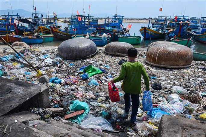Theo kết quả điều tra của AlphaBeta, năm 2017, Việt Nam có 2,26 triệu tấn rác thải nhựa, so với số liệu 1,8 triệu tấn do FAO công bố ngày 5/6/2019. Trong đó,  chỉ có khoảng 1,22 triệu tấn, tức là chiếm 54% số lượng được thu gom, còn lại 1,04 triệu tấn bị “bỏ mặc”, ảnh hưởng đến môi trường ở khu vực đất liền và đại dương.