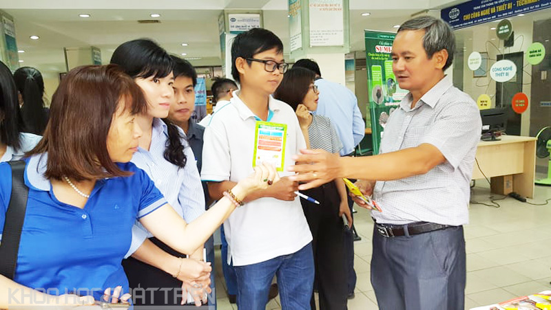 Ông Phạm Xuân Hưng (ngoài cùng bên phải) giới thiệu về chế phẩm vi sinh do ông và các cộng sự nghiên cứu
