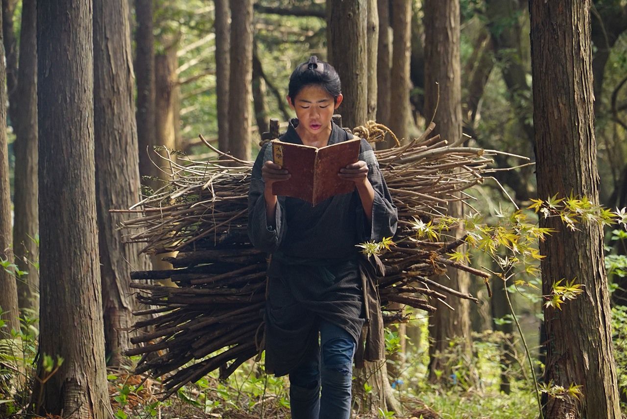 Hình ảnh cậu bé Kinjiro vừa gánh củi vừa chăm chú đọc sách trong bộ phim về cuộc đời Ninomiya Sontoku. Nguồn: NHK.