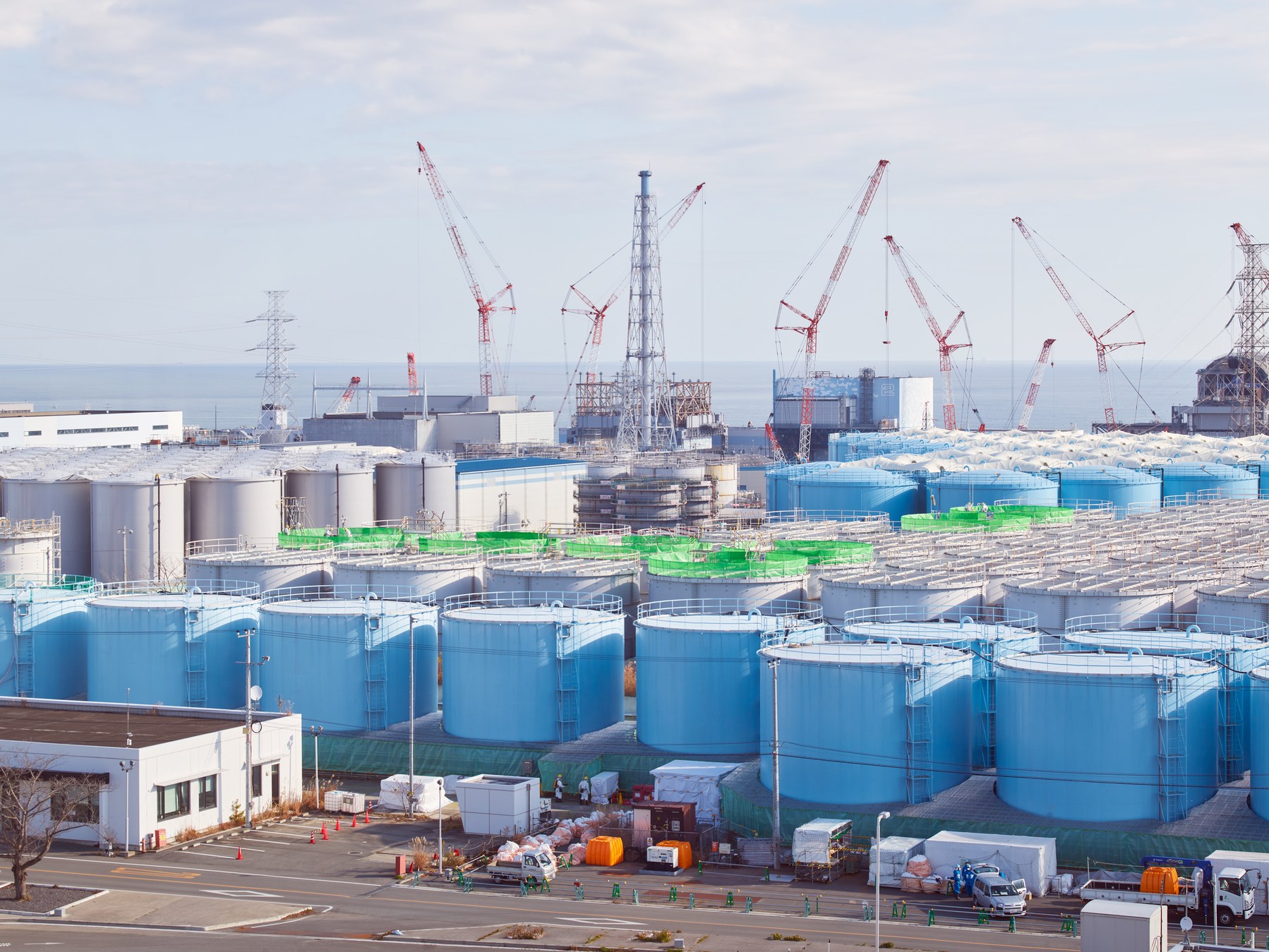 Các thùng chứa nước nhiễm xạ tại nhà máy Fukushima Daiichi. Ảnh: Wired.