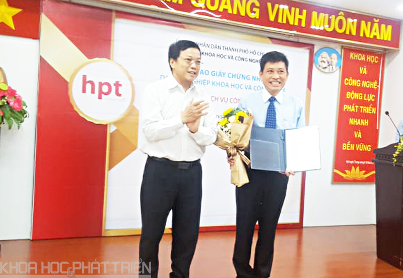 Ông Nguyễn Khắc Thanh trao giấy chứng nhận doanh nghiệp KH&CN cho Công ty HPT