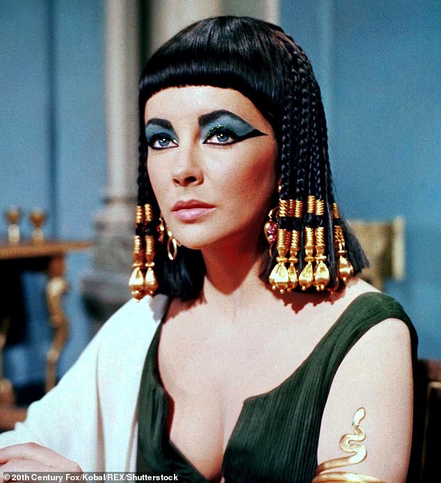 Sau một thập kỉ khai quật gần Cairo, các nhà khảo cổ đã phát hiện công thức điều chế nước hoa từ thời Ai Cập cổ đại. Loại nước hoa được tái tạo là một hỗn hợp đặc, dính chế từ chất nhựa thơm, bạch đậu khấu, dầu ô liu và quế. Mùi hương tương tự được cho rằng đã được nữ hoàng Cleopatra sử dụng. 