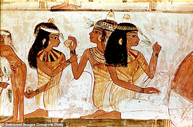 Hai giáo sư đến từ Đại học Hawaii đã tái tạoloại nước hoa Nữ hoàng Ai Cập Cleopatra từng sử dụng và đem trưng bày tại triển lãm National Geographic. 