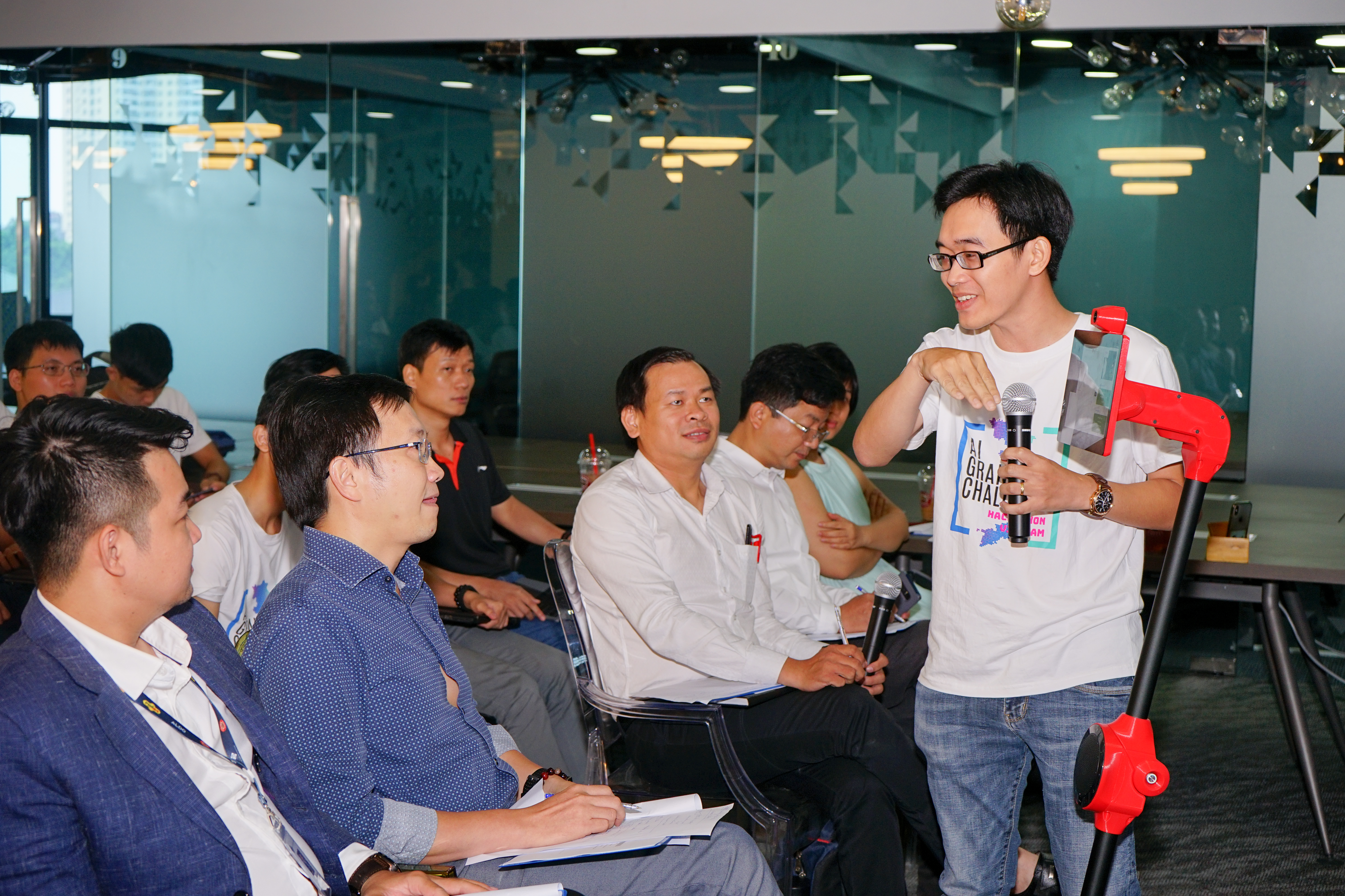 Nhân lực CNTT người Việt đã có bước chuyển dịch từ chỗ là Coder làm thuê cho nước ngoài dần trở thành Developer có khả năng tạo ra sản phẩm. Trong ảnh, một đội thuyết trình về sản phẩm tại vòng chung kết cuộc thi Hackathon Vietnam AI Grand Challenge trong khuôn khổ ngày hội AI4VN diễn ra vào 16/8/2019. Ảnh: BTC