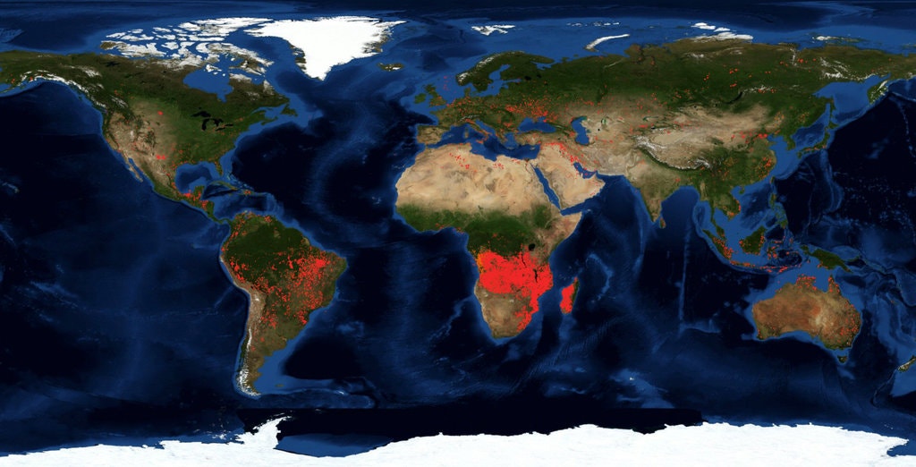 Một bản đồ vệ tinh của NASA hôm 27/8 cho thấy Trung Phi là một mảnh đỏ rực lửa, nhưng các chuyên gia cảnh báo rằng mỗi dấu chấm đại diện cho một đám cháy riêng biệt trong một khu vực địa lý rộng lớn| Nguồn: NASA