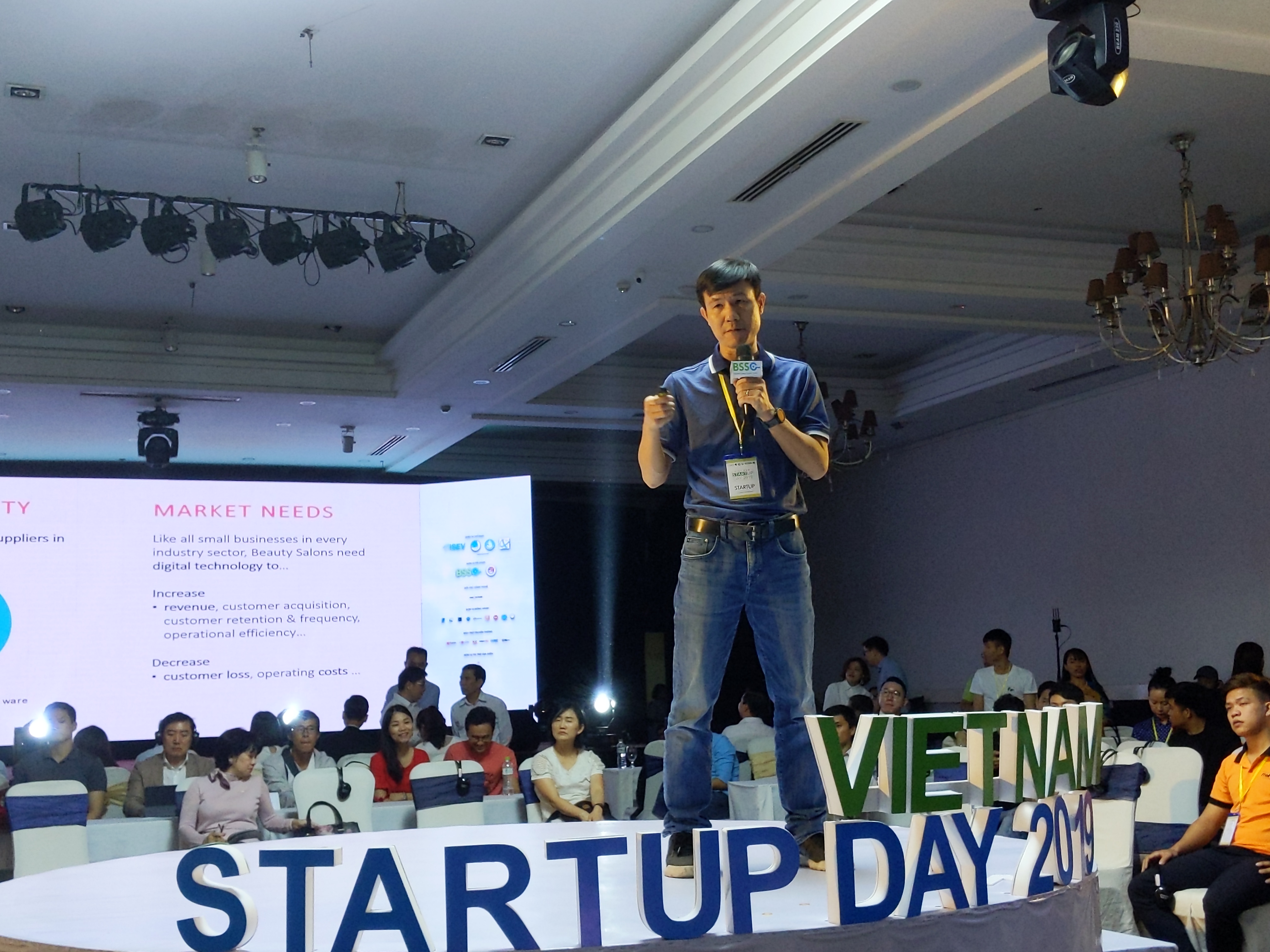 Một startup từ Đà Nẵng vào dự phần pitching ở sân khấu giữa hội trường. Ảnh: T.Bung
