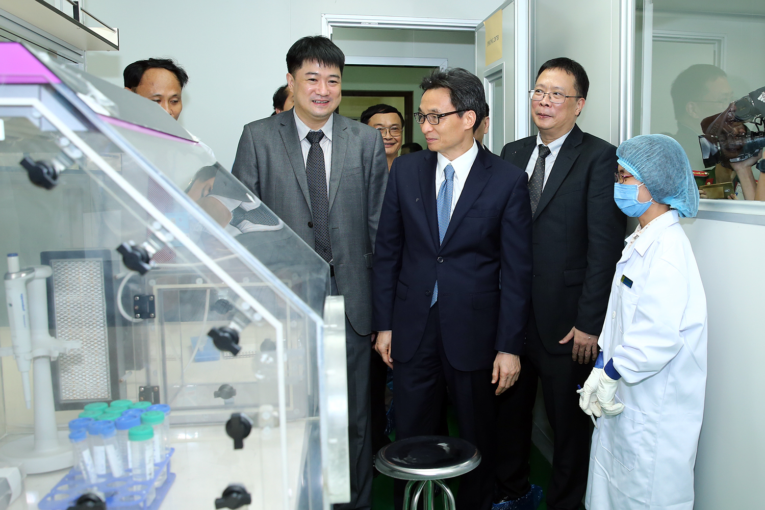 PGS.TS. Chu Hoàng Hà (ngoài cùng bên trái) cùng Phó Thủ tướng Vũ Đức Đam tham quan phòng thí nghiệm trong buổi lễ khai trương Trung tâm. Nguồn: IBT