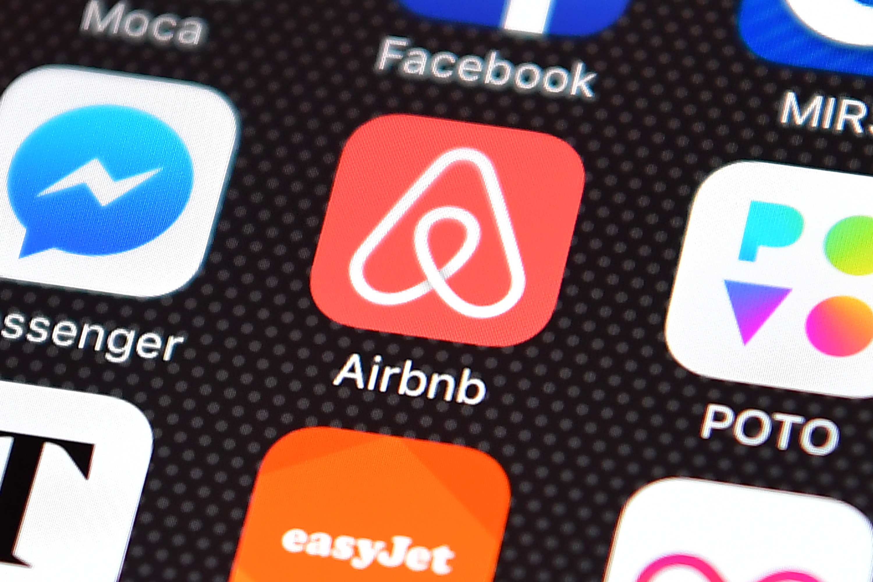 Các nền tảng như Airbnb, Facebook, ... đang có quá nhiều quyền lực, và thậm chí đang tự thiết lập một hệ thống pháp lý thay thế. Ảnh: Times. 