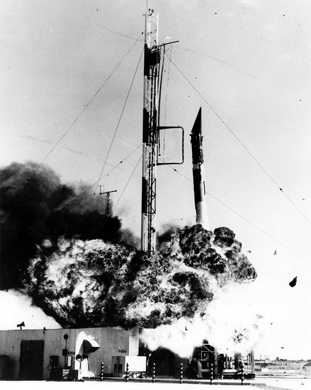 Tên lửa Vanguard của Mỹ phát nổ chỉ vài giây sau khi rời bệ tại bãi phóng Cape Canaveral, ngày 6/12/1957.