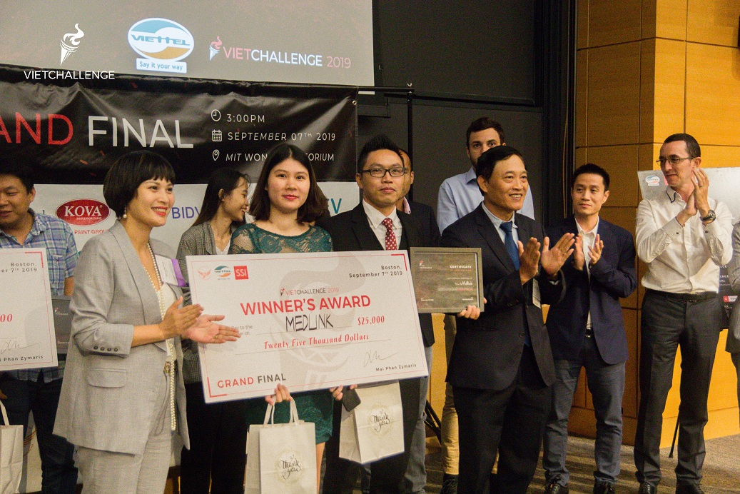 Thứ trưởng Trần Văn Tùng trao giải cho Medlink – startup vượt qua 400 dự án của người Việt trên toàn thế giới để vô địch Vietchallenge 2019 | Ảnh: VP Đề án 844
