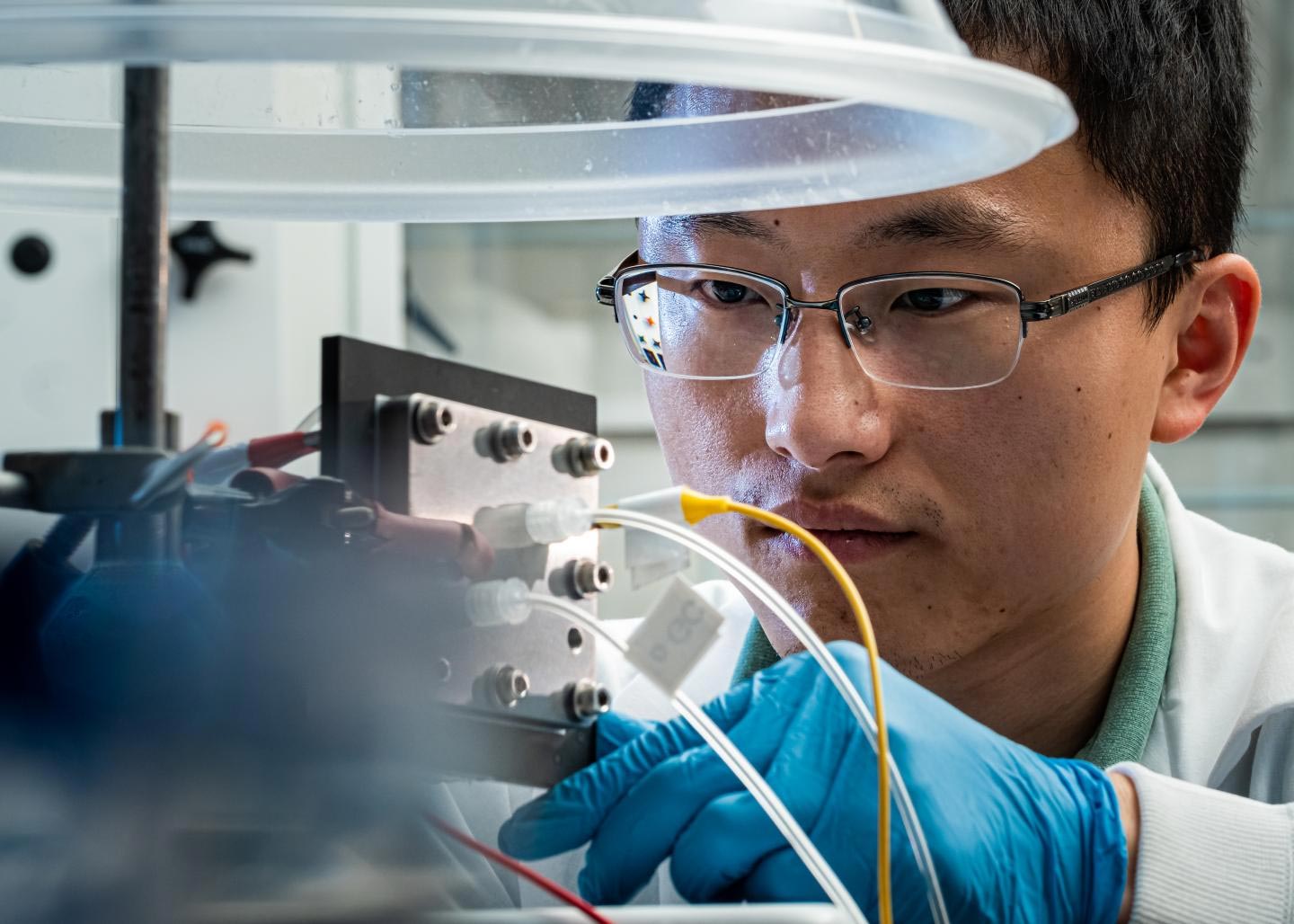Haotian Wang đang điều chỉnh lò phản ứng xúc tác. Ảnh: Scitechdaily.
